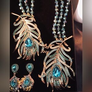 Heidi Daus” Peacock 🦚 PARADISE” Elegant Gold and Blue Peacock Feather Set
